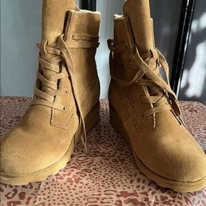 BearPaw Women's Tan Lace-Up Boots